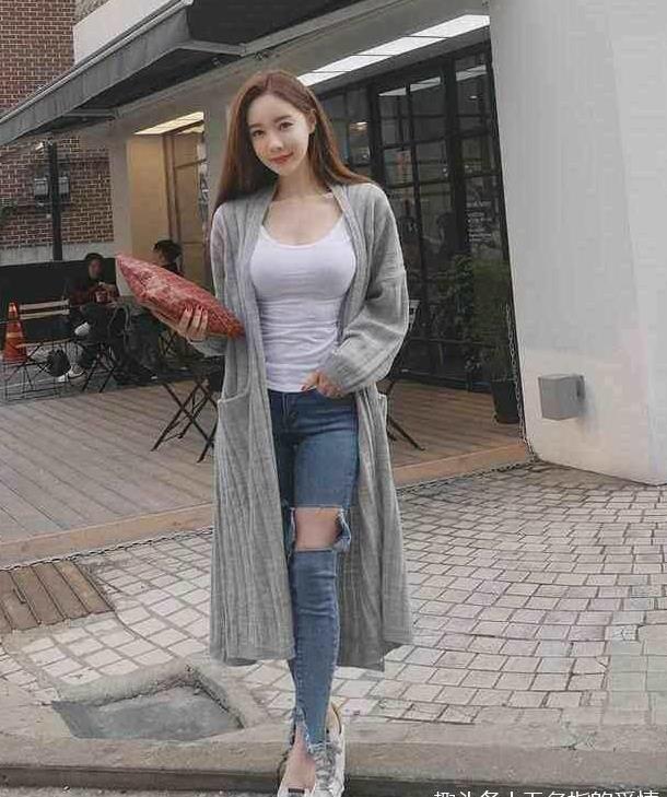 小姐姐穿上紧身牛仔裤后,更能凸显出婀娜多姿的好身材!