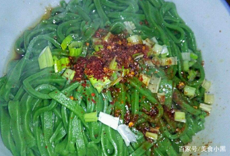 绿色面条新吃法,让不爱吃的人都能吃4碗,油泼才是最佳吃法!