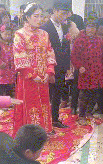 搞笑gif: 都说了, 别惹会功夫的女汉子, 这下出糗了吧!