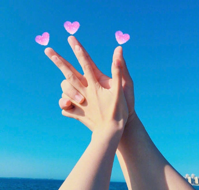 最近很火的情侣手势照马住