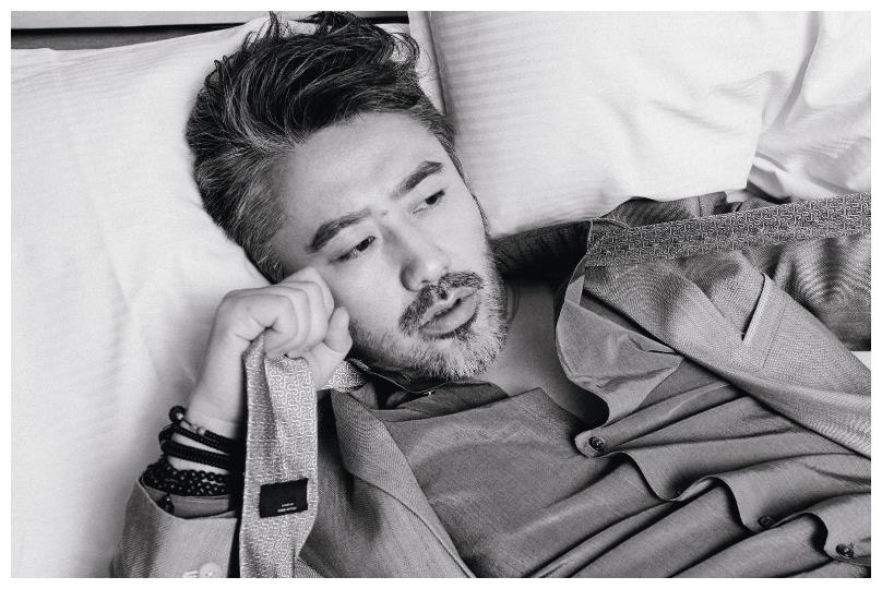 他42岁走红,年过中年却成为男神,今49岁被称为女神收割机