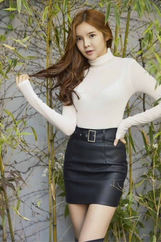 韩国女模特韩奎丽拍时装照秀火辣身材