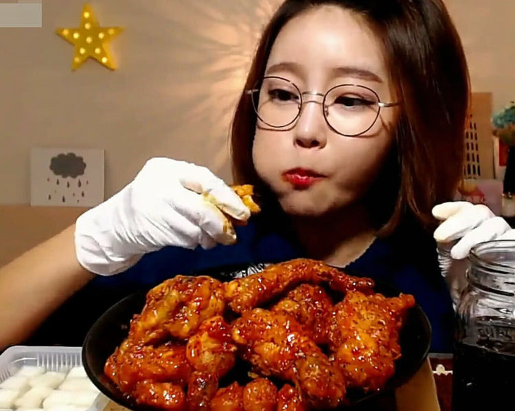 美女神速啃鸡腿,鸡腿入口秒见骨头,一顿20个鸡腿完全不在话下