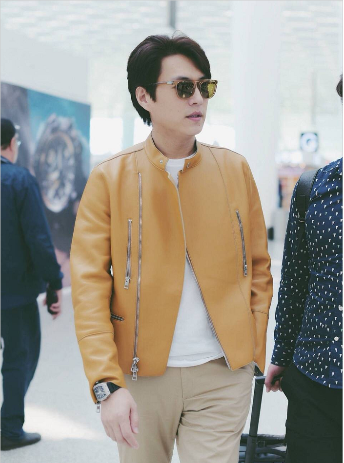 靳东皮衣搭配休闲裤现身机场青春洋溢 春天的气息帅出新高度
