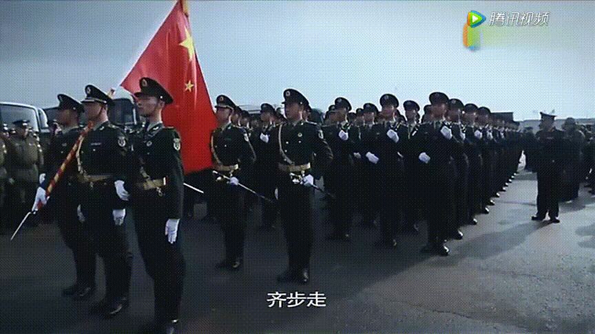 前几天一张三军仪仗队队列前进途中升旗手弯腰捡起一面红旗的动图刷爆