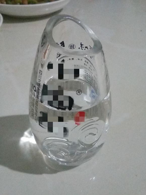 过年喝完酒的空酒瓶,被老爸做成酒杯,亲戚个个都问哪买的,漂亮