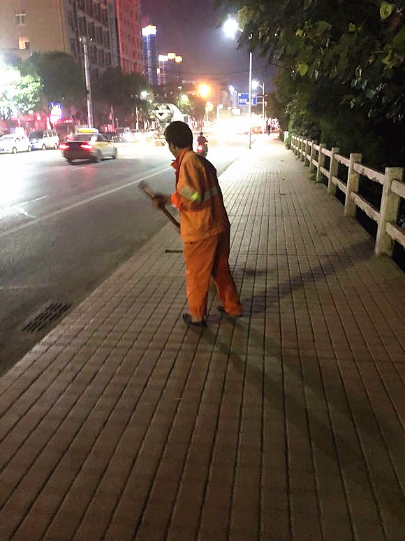 父子俩夜晚扫大街 孩子的懂事让人感动_新浪看点