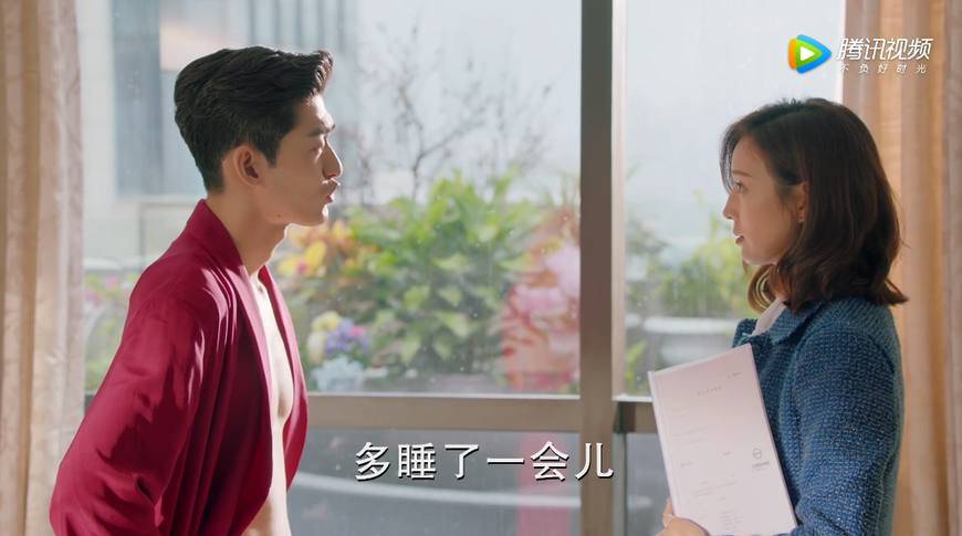 多睡了一会,没有去公司,结果高总就让张钧甯饰演的温暖去占南弦家找他