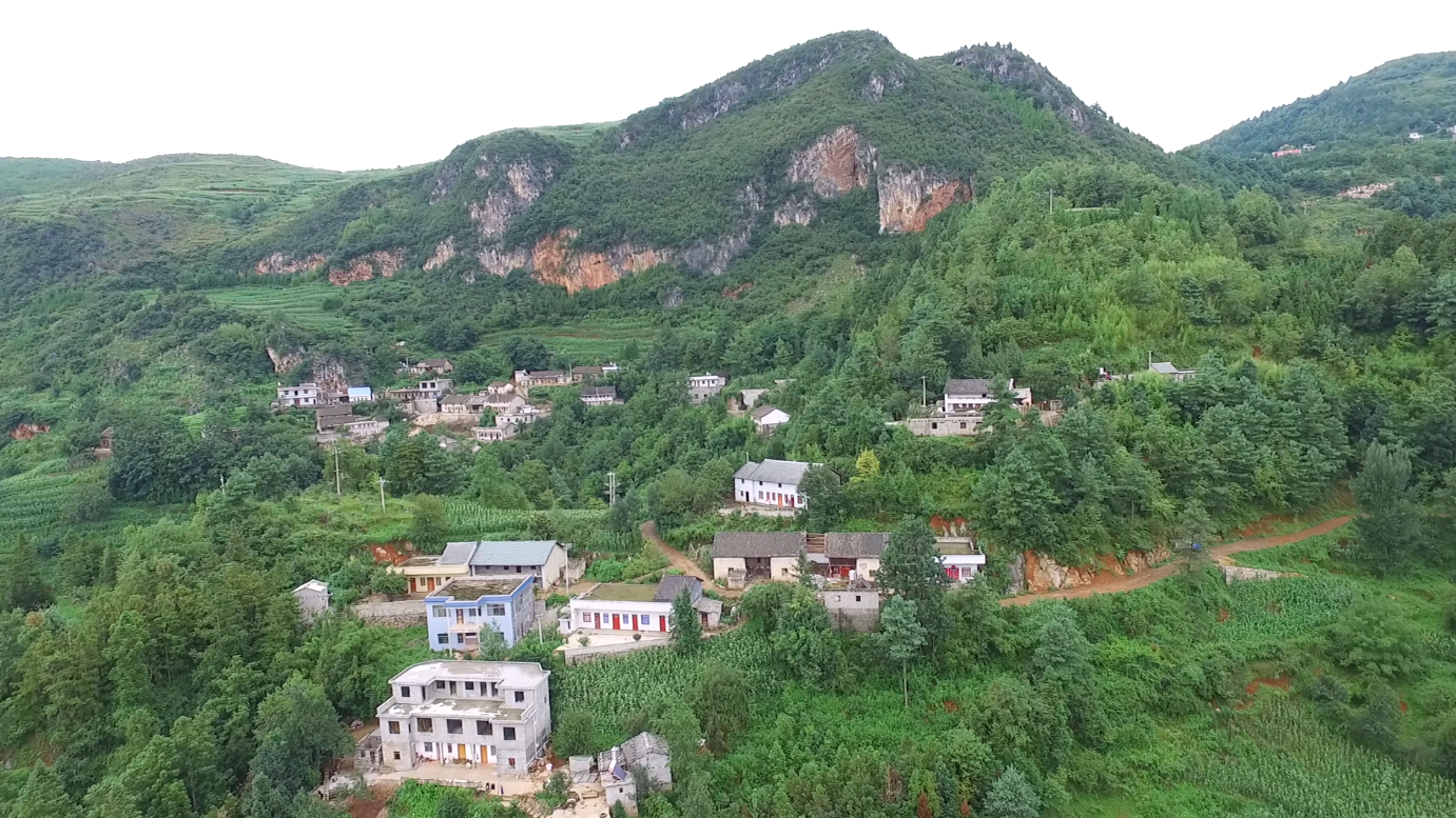 云南山区村庄,对面就是贵州,这样的环境,你愿意留在农村吗?