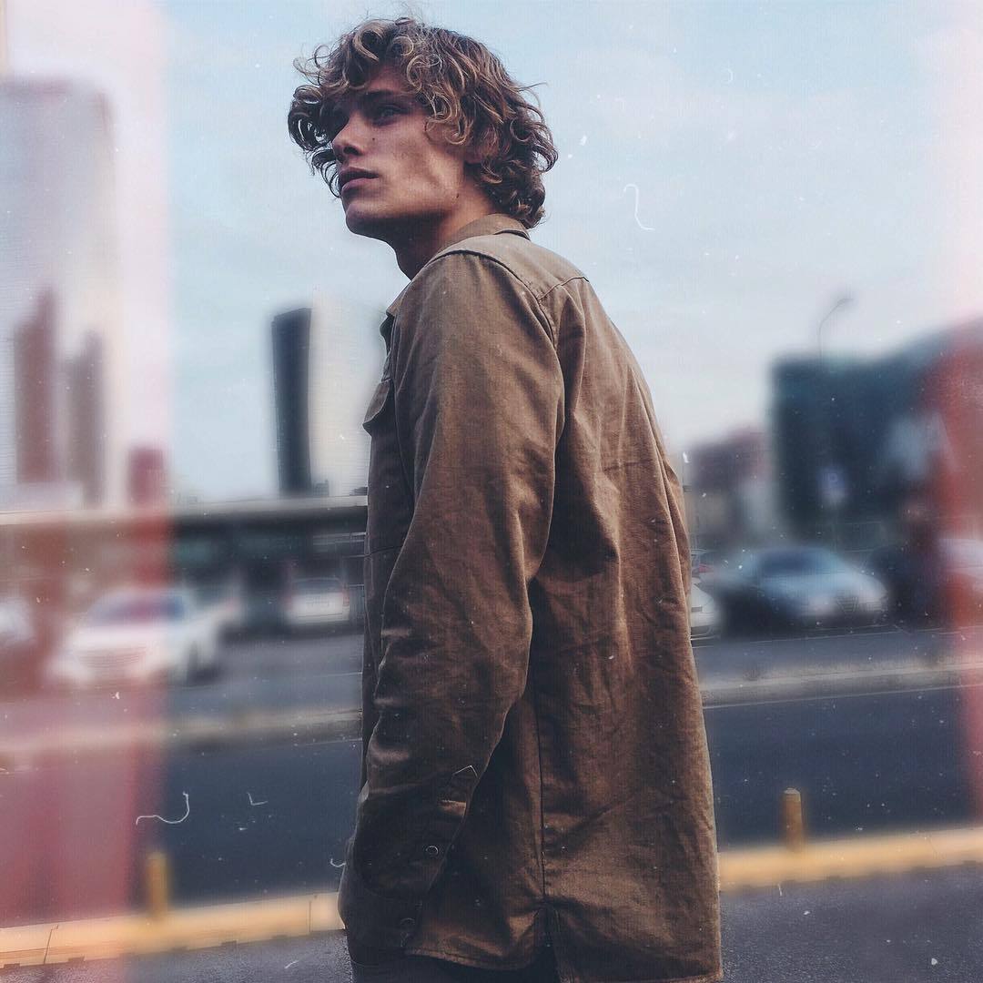 这个一头卷发的蓝眼睛男孩叫umbertomanca