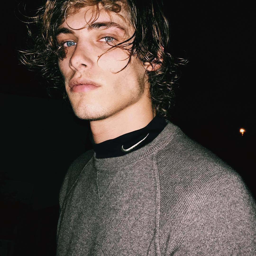 这个一头卷发的蓝眼睛男孩叫umbertomanca