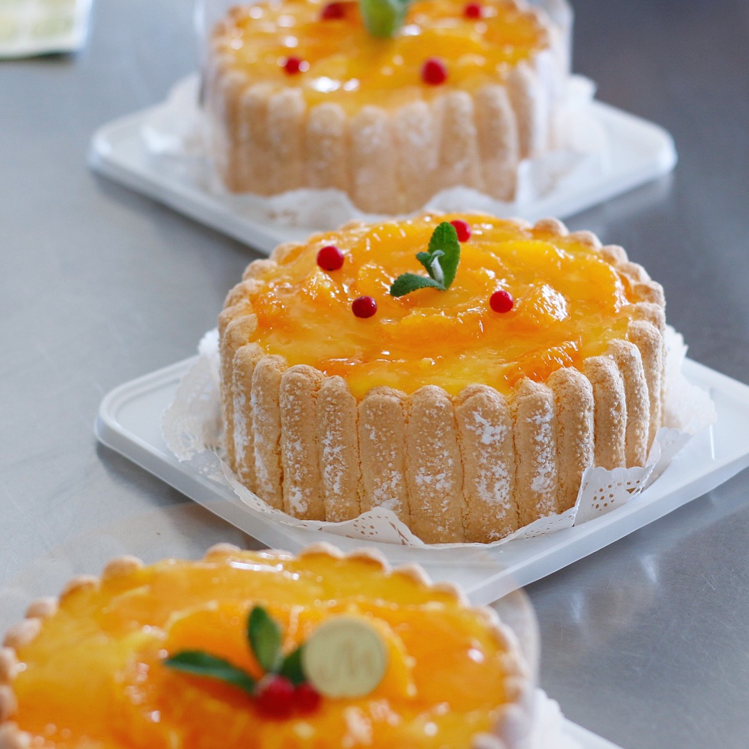 香橙夏洛特蛋糕隔着屏幕都能感受得到水果的味道
