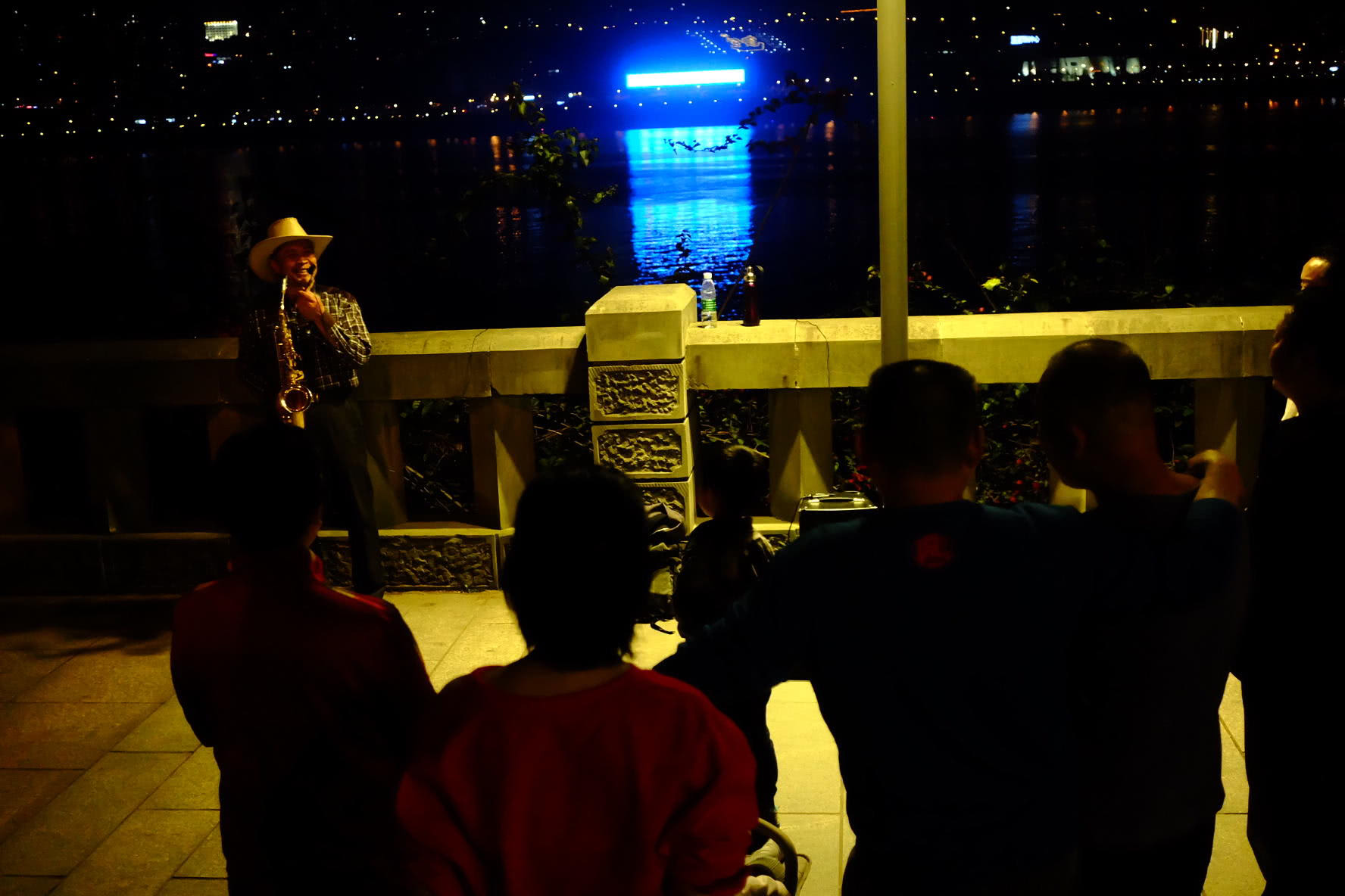 大叔街头吹萨克斯卖艺 围观人群多掏钱的少