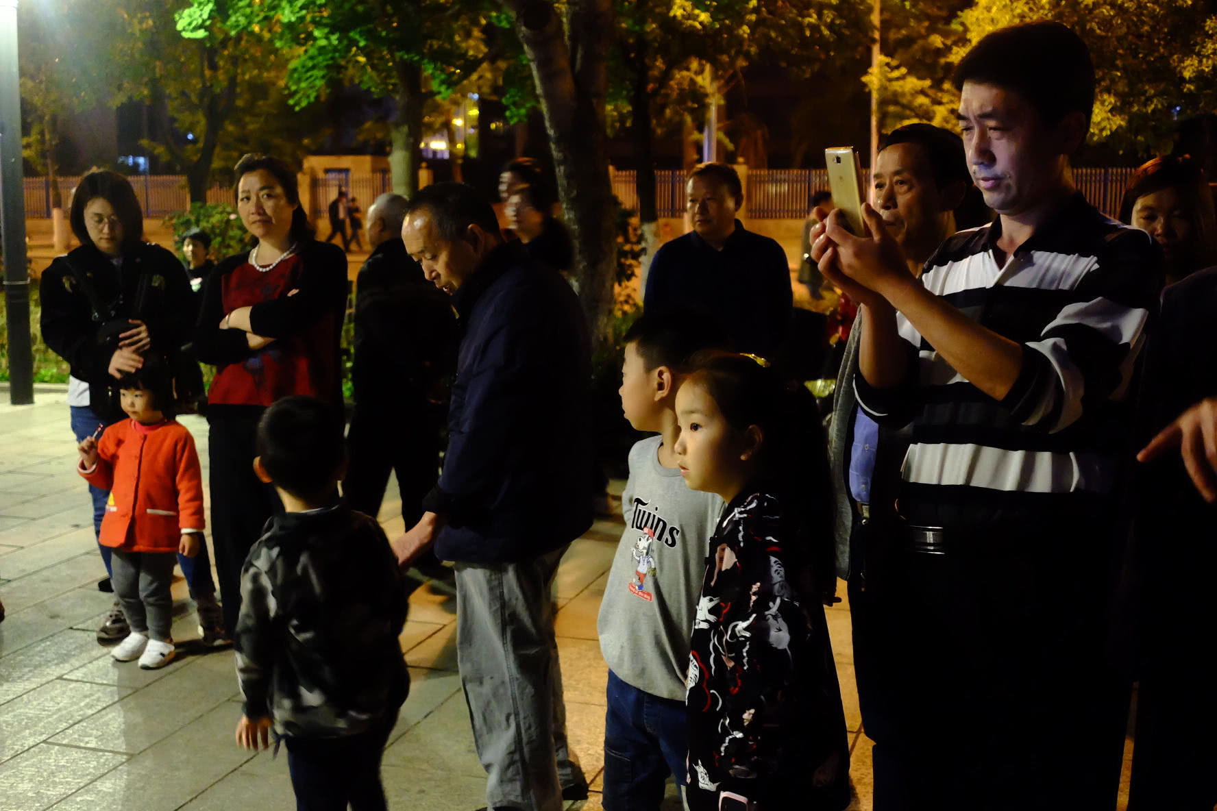 大叔街头吹萨克斯卖艺 围观人群多掏钱的少