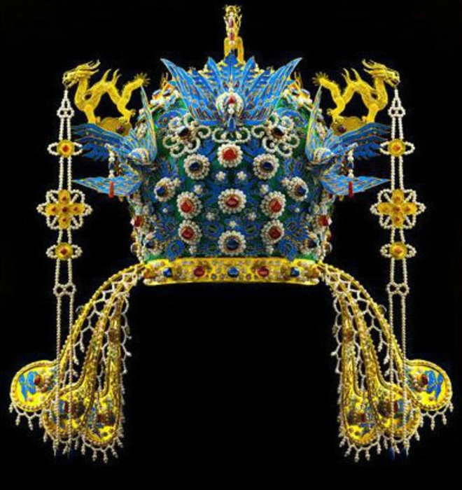 凤冠古代皇帝后妃的冠饰其上饰有凤凰样珠宝