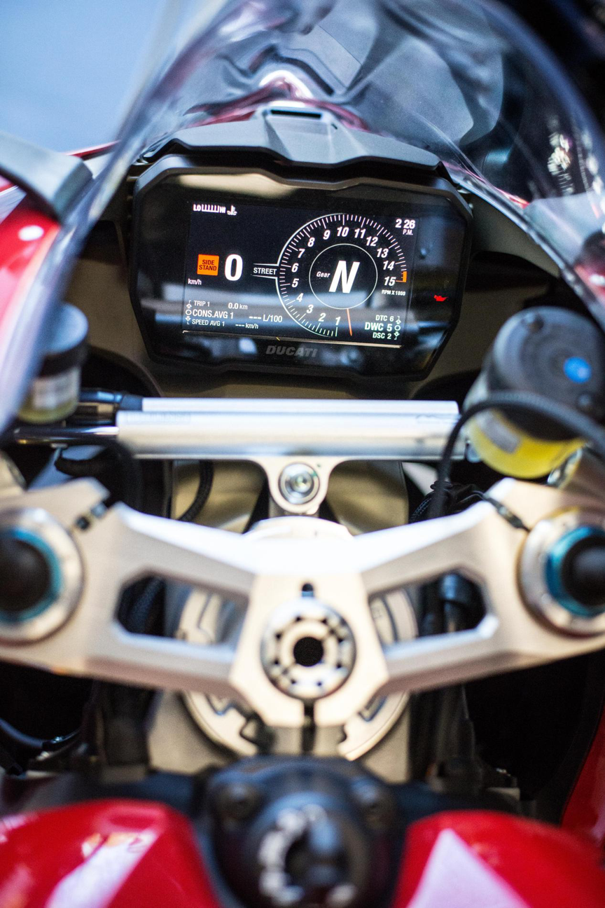 杜卡迪首款四缸超跑—— panigale v4实拍