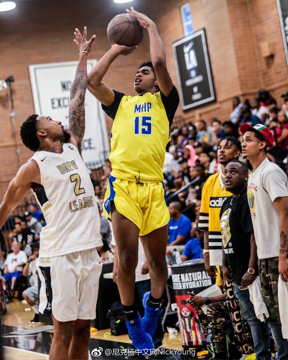 尼克杨和克拉克森今天在德鲁联赛现场观看mhp的比赛