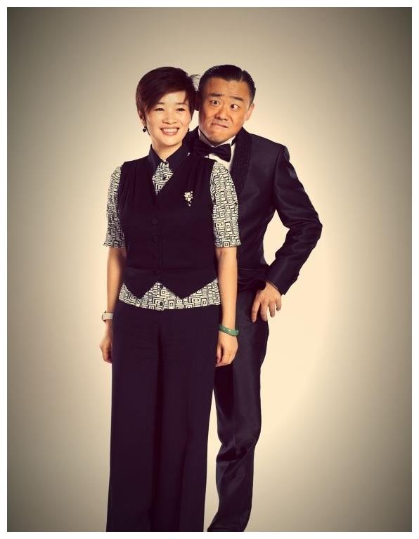 所以现在很多舆论都转移到某某和唐爽身上,网友们都在议论两人的真实