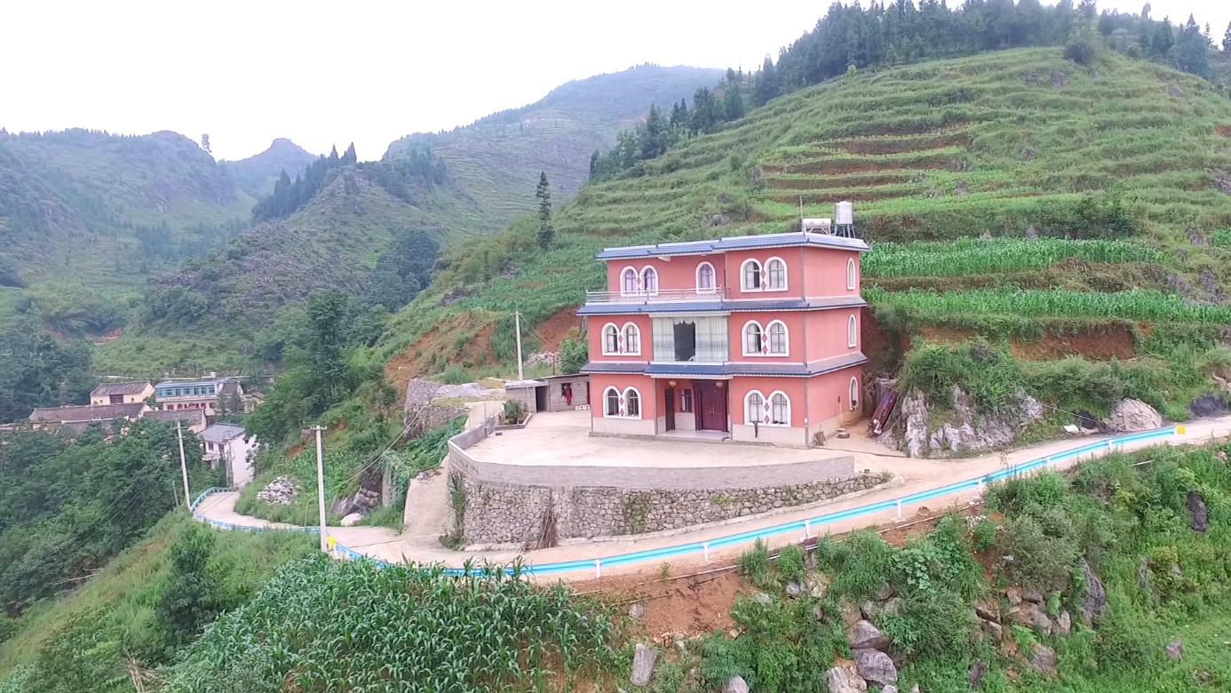 贵州山区:有钱人家在村头建了一栋大平房,独占了一个山头