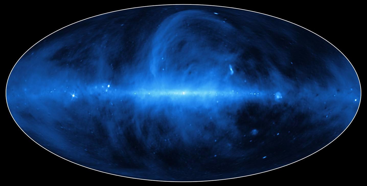 他根据的是1929年美国天文学家哈勃提出的星系的红移量与星系间的距离