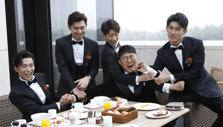 张一山旁边正在吃东西的就是当天的新郎,伴郎团可谓阵容豪华,陈柏霖