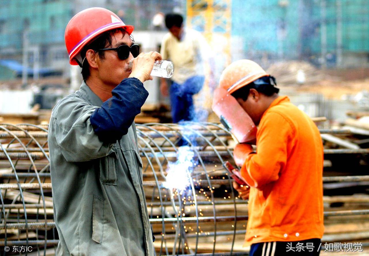 农民工在外打拼的10个瞬间, 看了心酸, 不能再大手大脚花钱攀比了