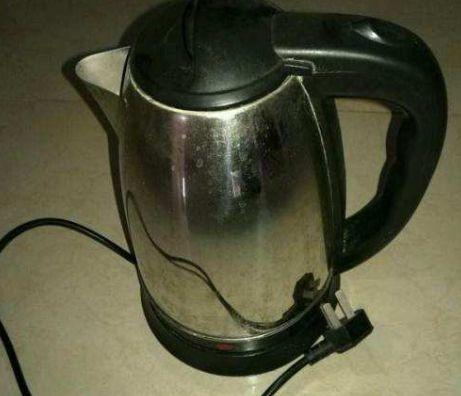 电热水壶坏了千万别扔,老师傅告诉你维修妙招,保它再用几年