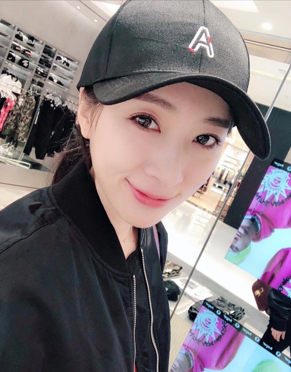 演员潘馨的生活照甜笑迷人吸引到你了吗