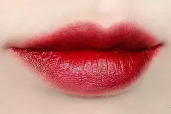 唇如朱砂的女人是旺夫富贵相如果女子的嘴唇红润饱满,没有发乌,残缺等