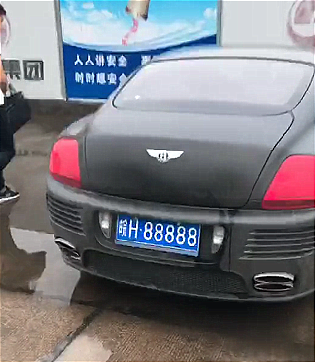 400万宾利挂88888车牌,车主还很年轻!网友看后,称:羡慕