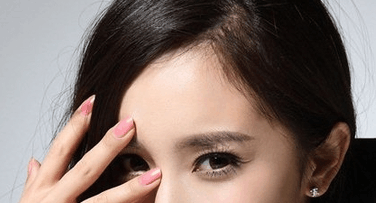 若出现此相,表示其对家庭亲情淡漠,和父母感情一般;若又有眉低压眼的