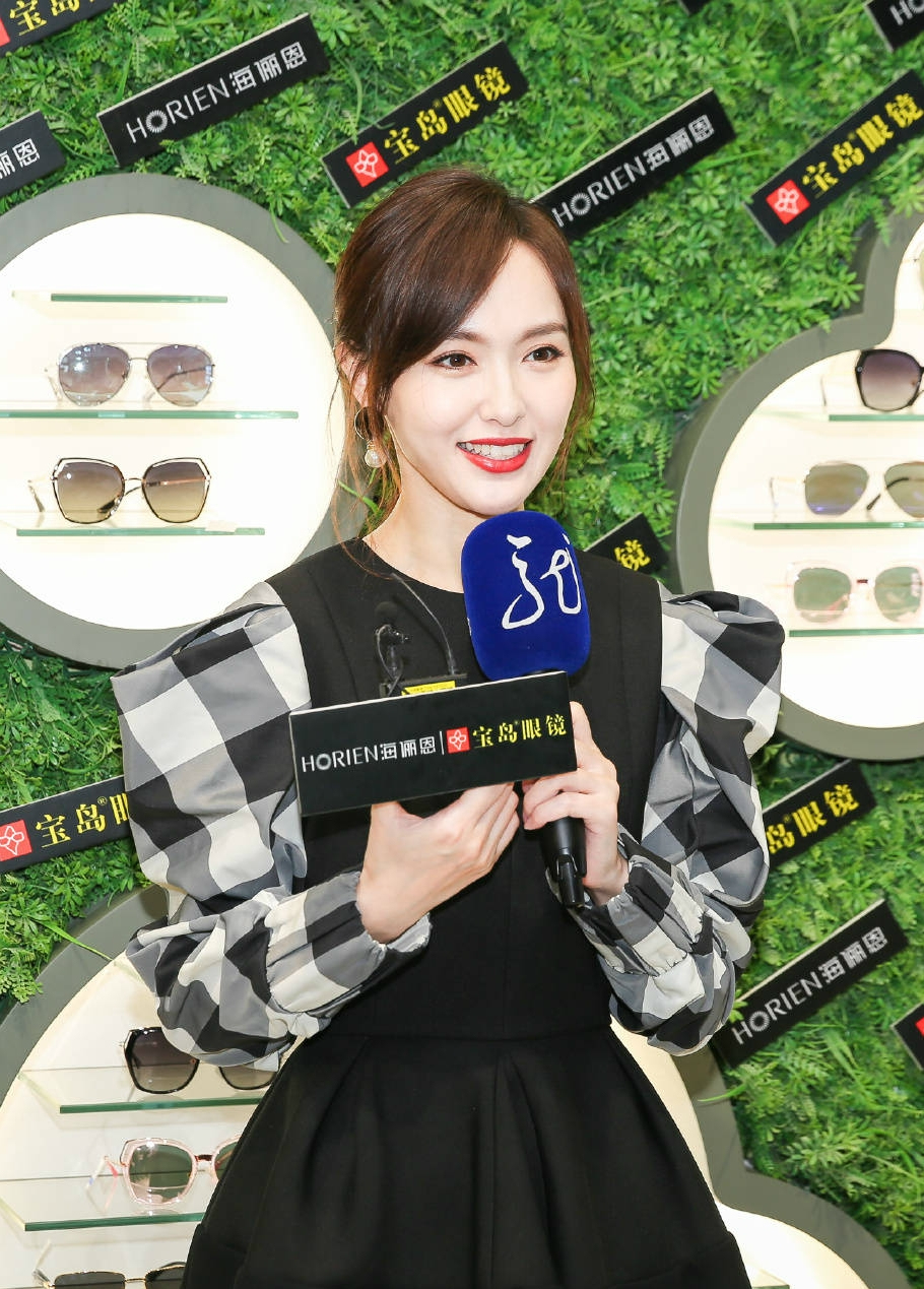 今日,唐嫣出席某品牌代言活动,戴着墨镜的她御姐范十足,而接受采访的