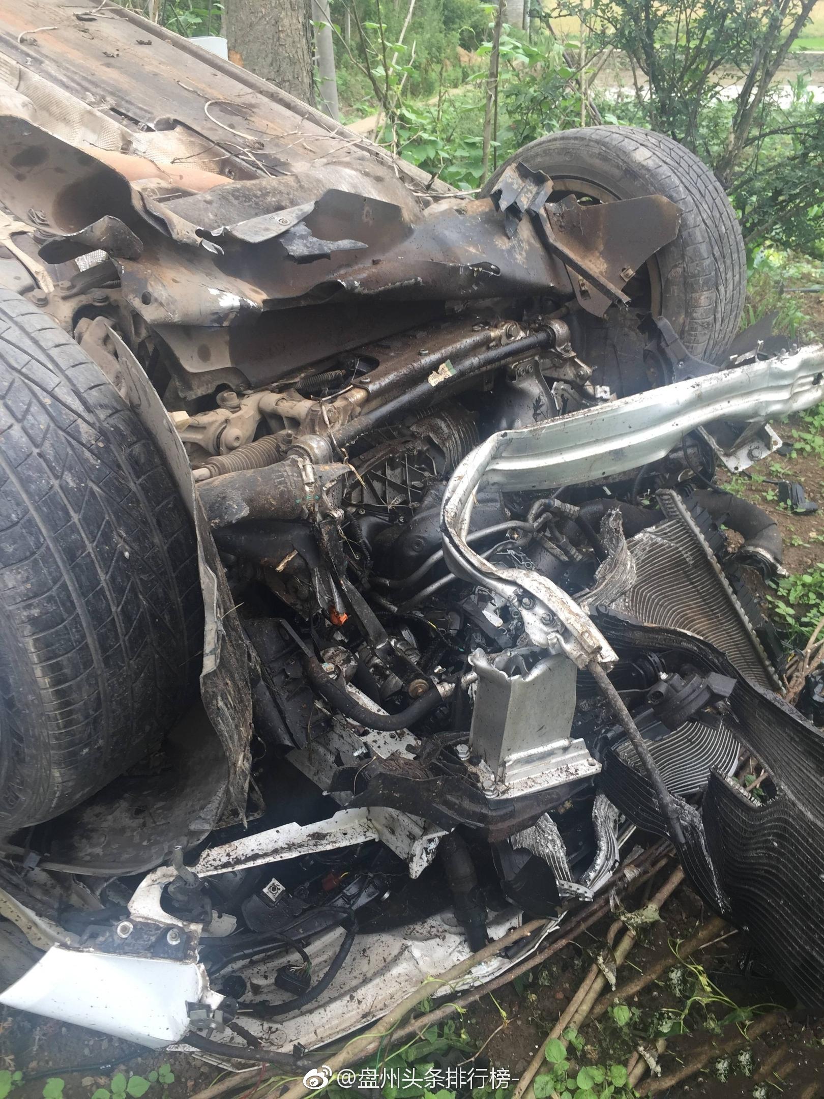 郎岱四叉路口发生一起离奇单车交通事故!