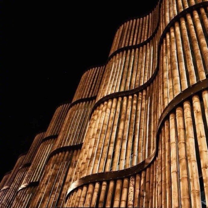 小小竹排江中游,我用竹排建竹楼.竹地板上走一走,竹笋烧肉慰乡愁.