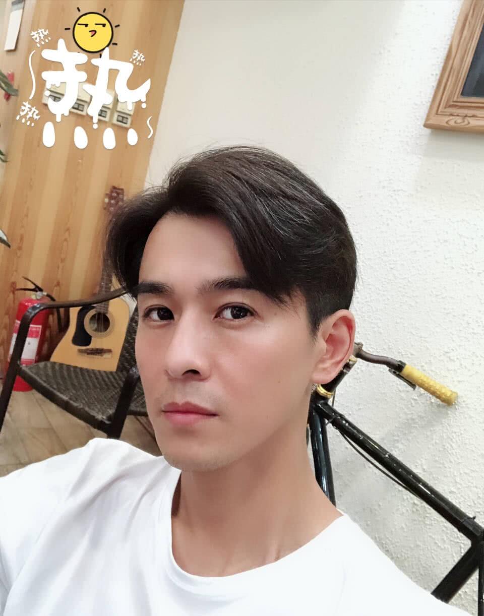 乔振宇晒新发型,角落的乐器暴露他的才华,网友:明明可以靠颜值