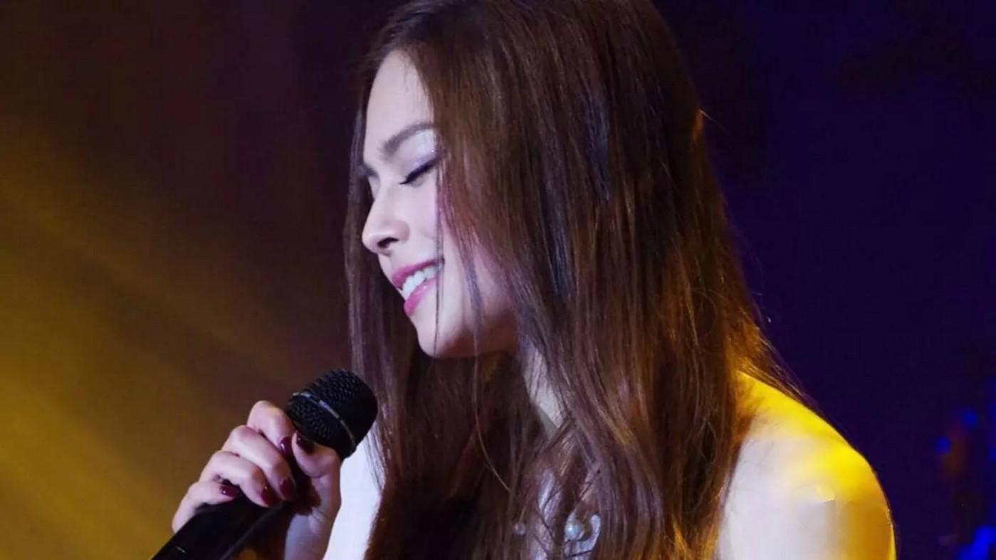 许靖韵翻唱爆火的这首粤语歌,原唱李幸倪,唱出陈奕迅没有的豁达