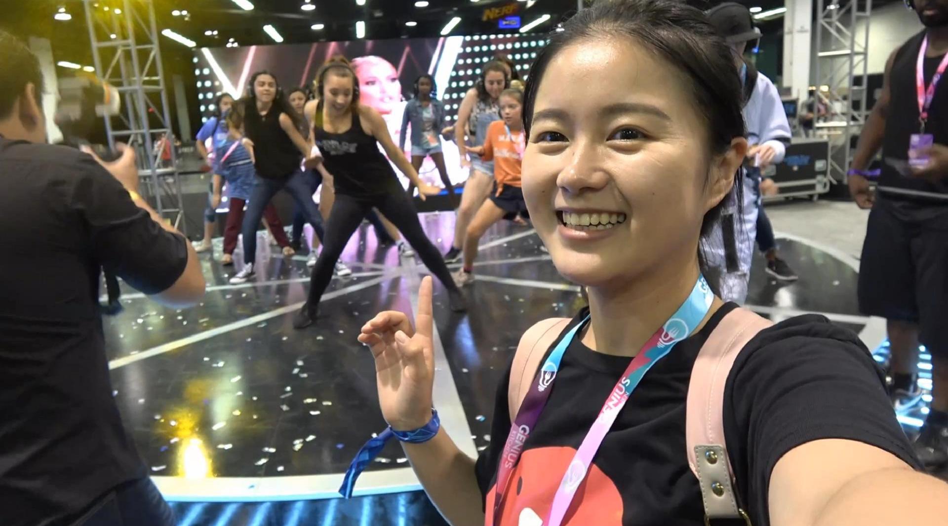 钱贝跟西瓜视频去美国参加网红节,看到各种免费礼物,拿的好开心 西瓜