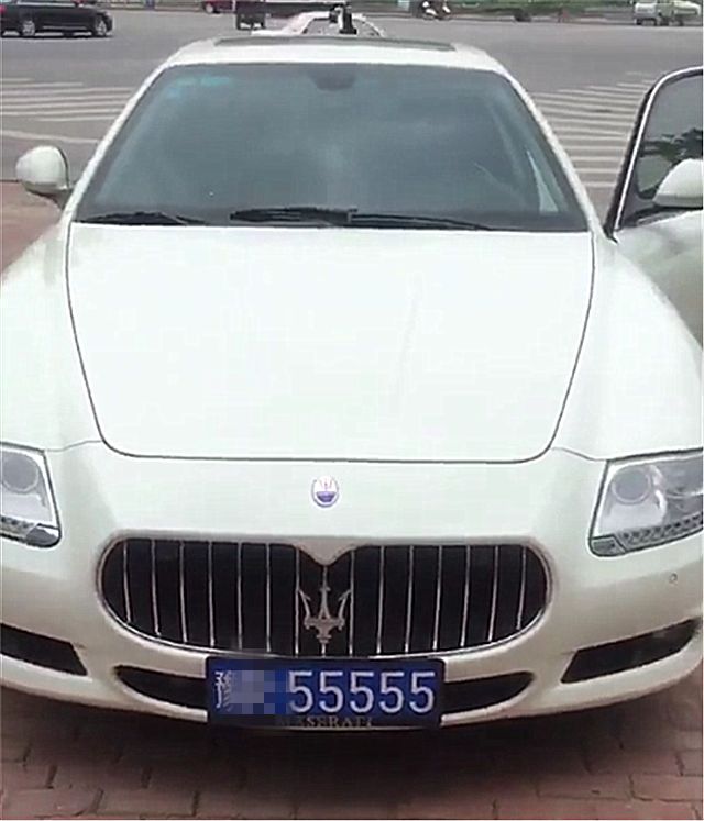 偶遇3辆跑车,2辆玛莎拉蒂一辆保时捷!网友看后称:车牌比车吸睛