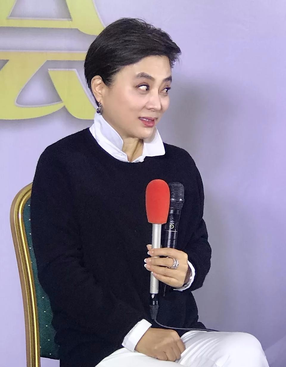 李玲玉的短发形象风情干练,喜欢她吗?