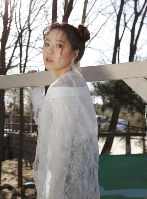 新生代歌手于果侧脸走红网络娓娓动听撩人心弦