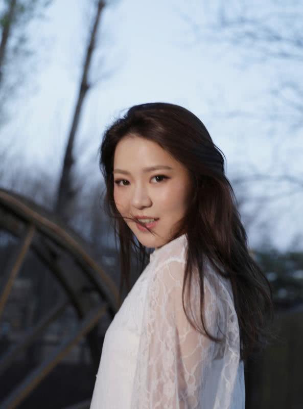 新生代歌手于果侧脸走红网络娓娓动听撩人心弦