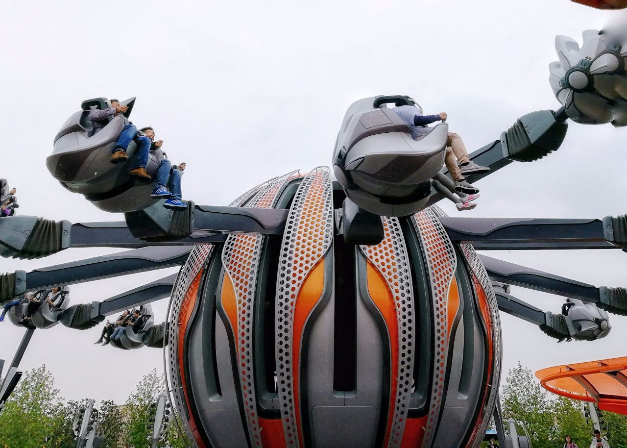 下雨天也敢运营项目的游乐场,我只服上海迪士尼乐园|迪士尼|排队|雷鸣