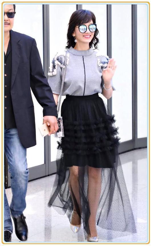 赵雅芝真把自己当少女了?63岁挑战蕾丝短裤,网友:这腿骗不了人