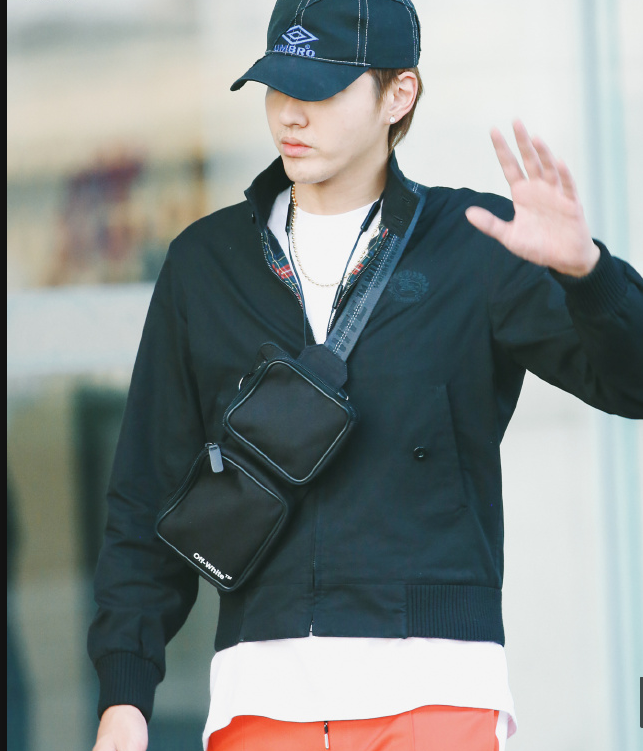 吴亦凡身穿黑色卫衣搭配红色运动裤现身机场面带微笑心情很好