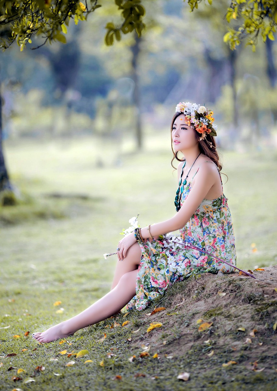 户外美景下一个高挑美丽的裙装美女|人像|花环|摄影_新浪新闻