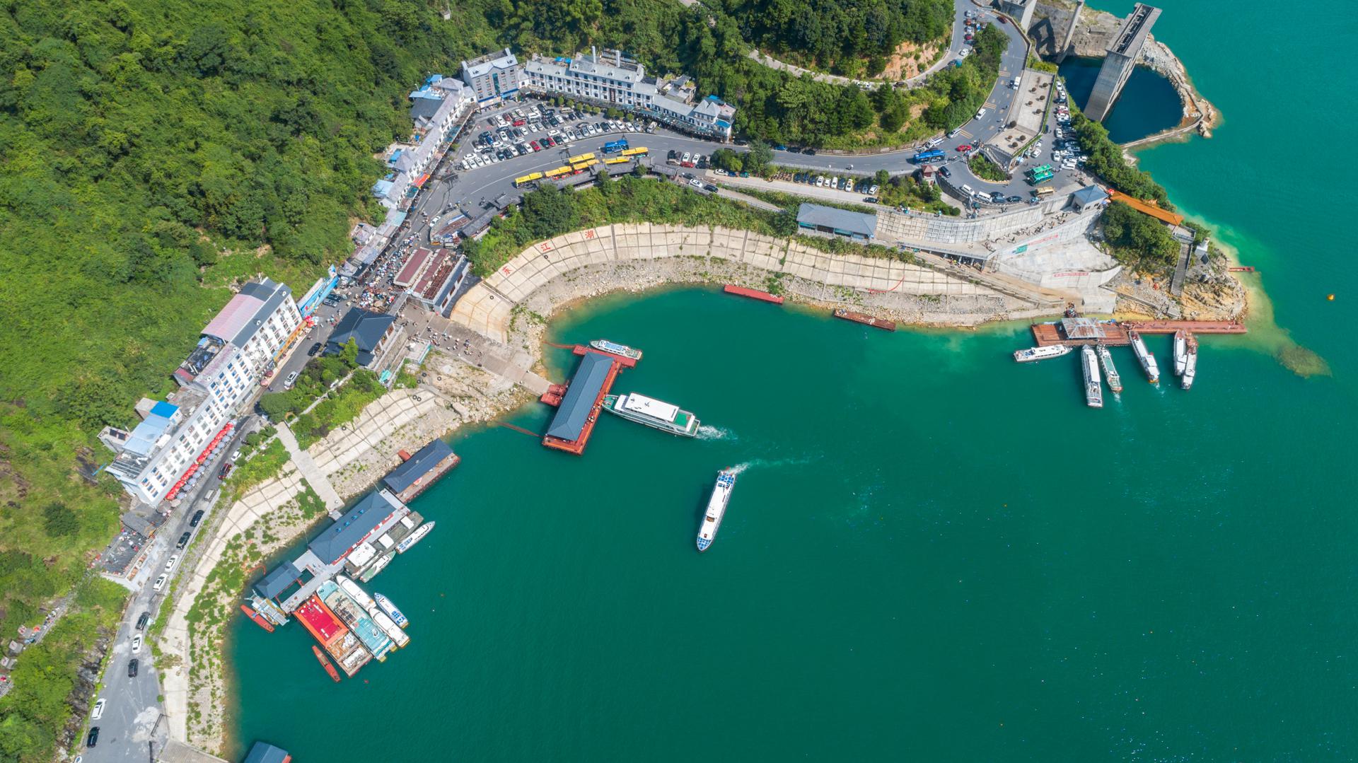 俯瞰郴州东江湖风景旅游区坐着船游览吹吹清新空气