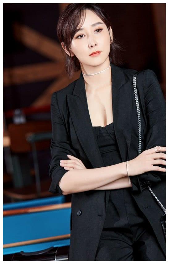 胡静一身黑装化身职场精英,小西装的打底却很有内涵,韵味十足!