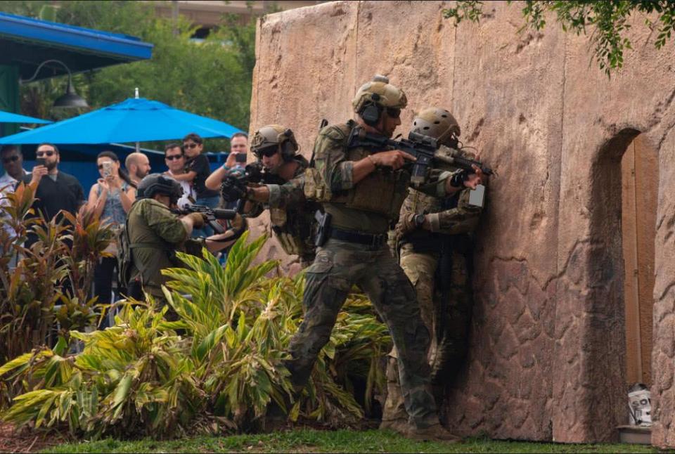 多国特种兵突袭与救援公开演示 美市长亲自扮演"人质"|坦帕|特种部队