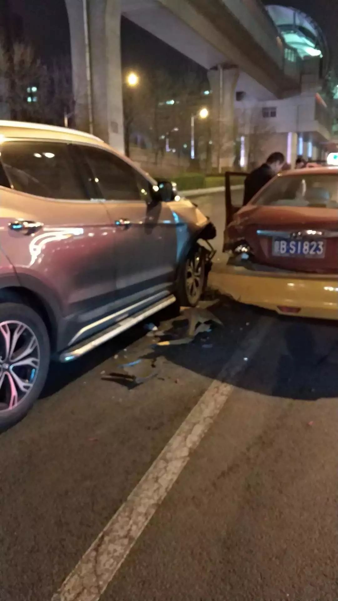 丽水桥下三车连环相撞,追尾车头和前车尾撞得稀碎,车主很无奇奈