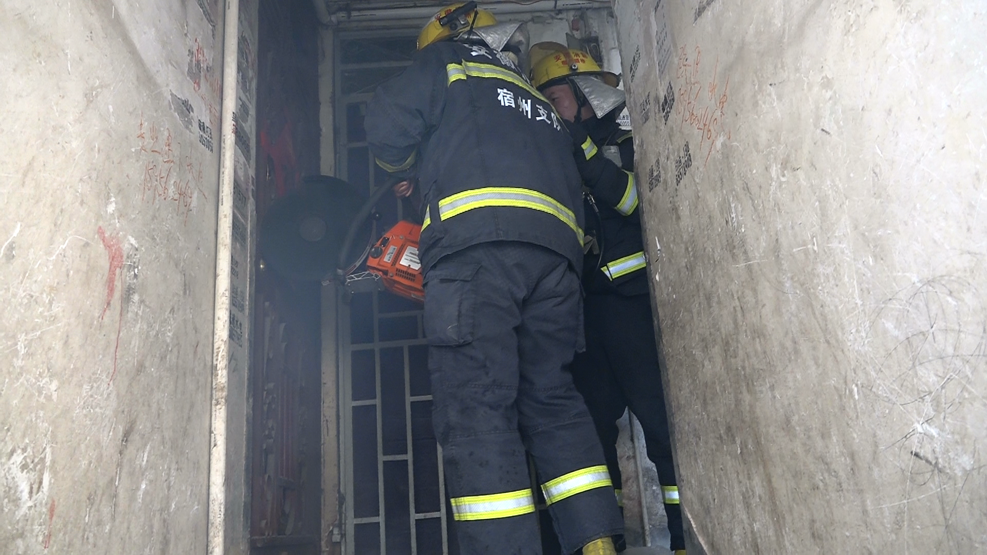 消防破门救人 醉酒男家中熟睡浑然不知